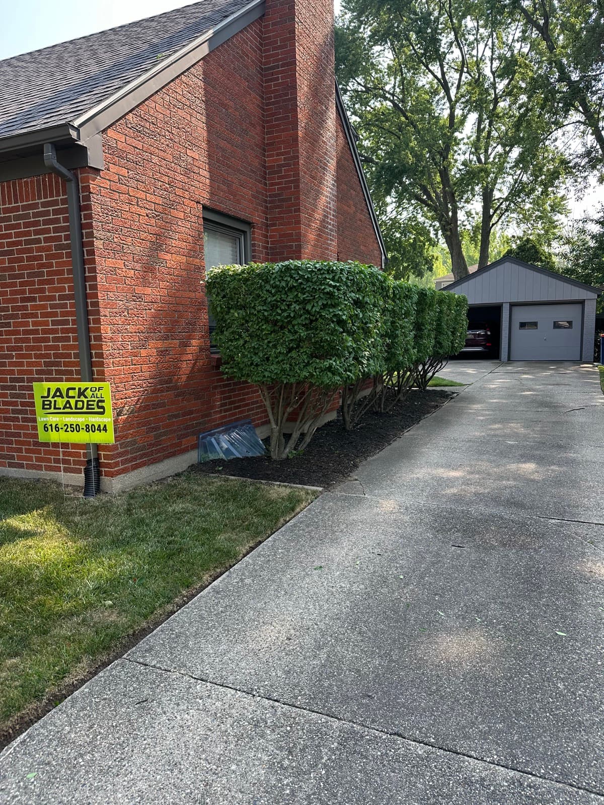 Hedge trimming and mulch installation Grand Rapids MI